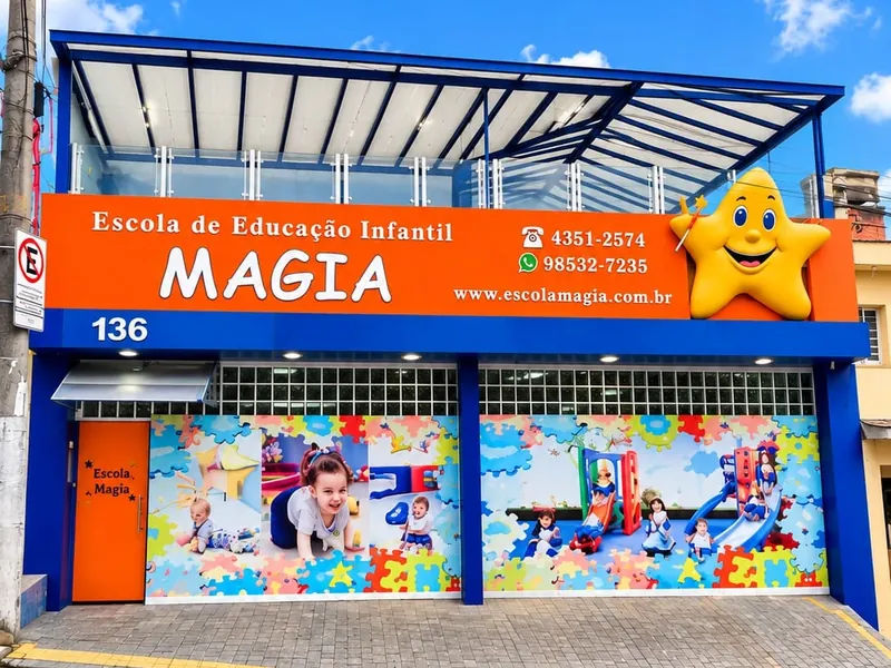 A fachada da Escola Magia, na Rua Israel Pinheiro, 136, com a placa laranja e o portão pintado